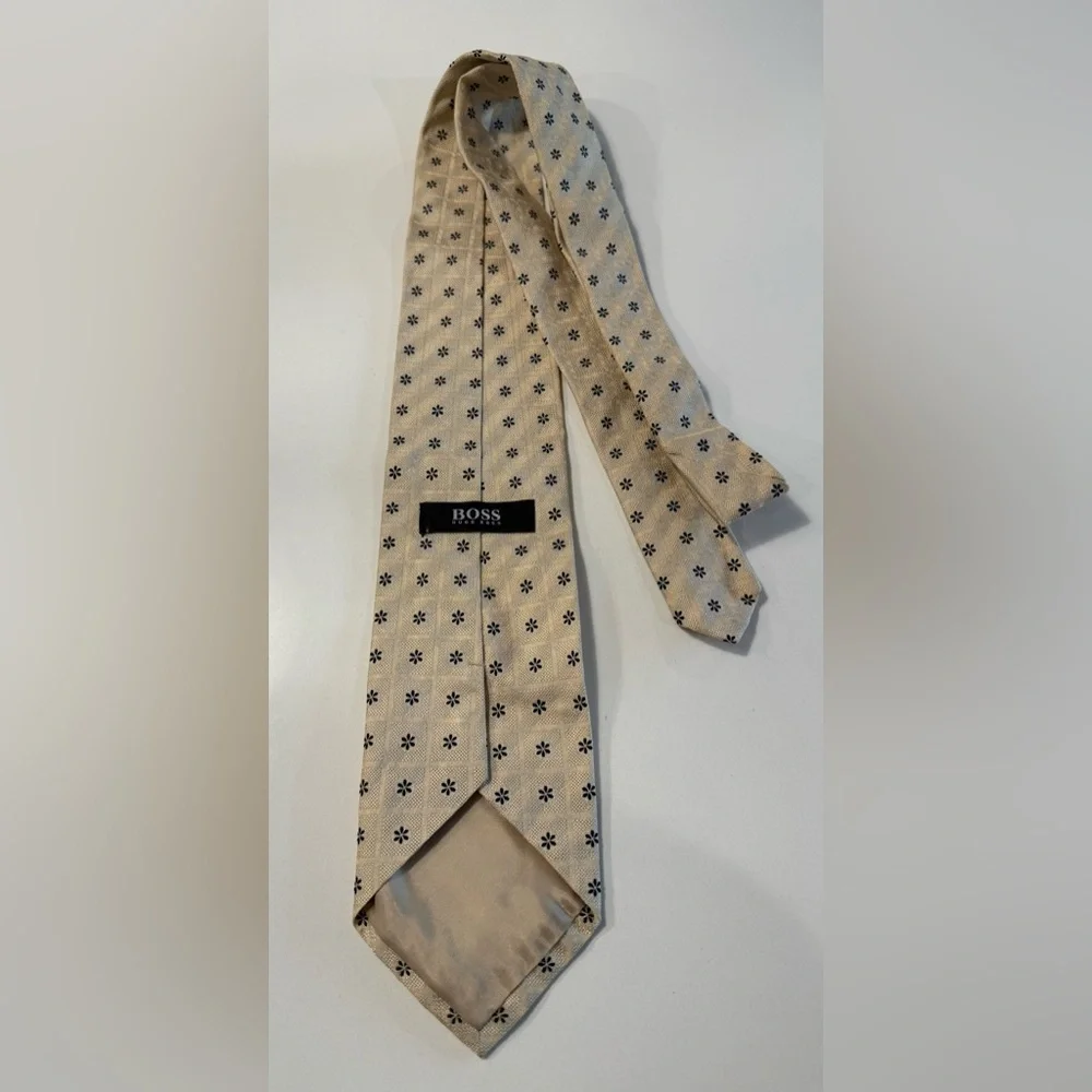 2 Hugo Boss TIE IN ITALIAN-MADE 100% SILK‎